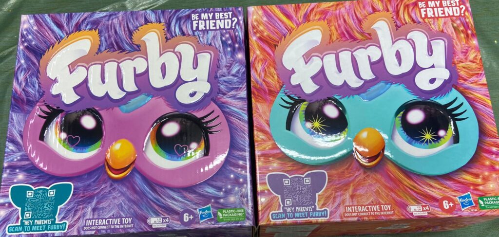 Hasbro Furby – חבר אינטראקטיבי צבעוני